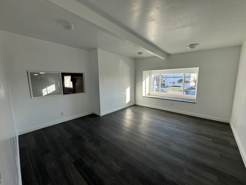 More Photos Of 3231 E 19th St, Signal Hill Warehouse For Lease