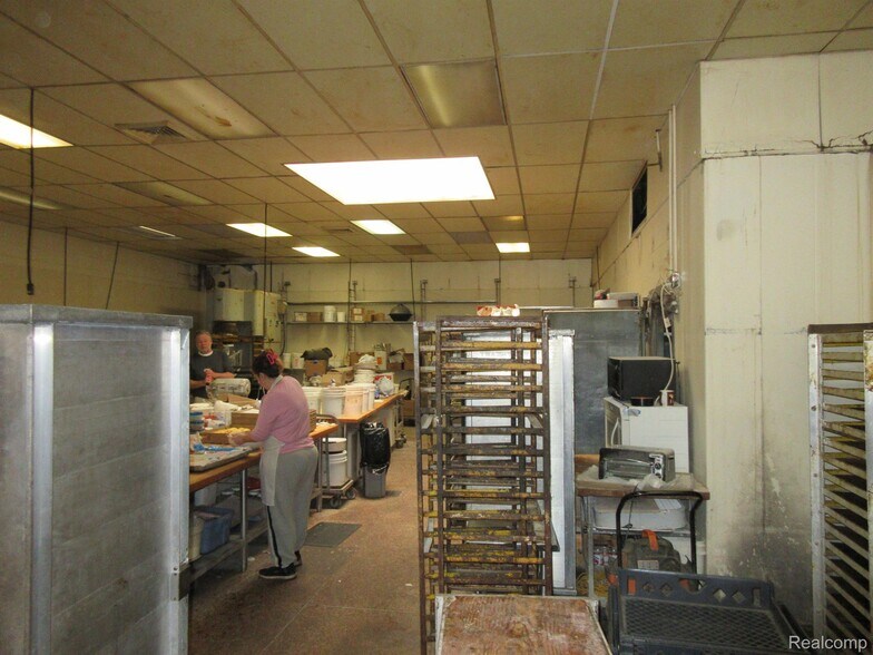 More Photos Of 19200 Kelly Rd, Detroit Restaurant For Sale