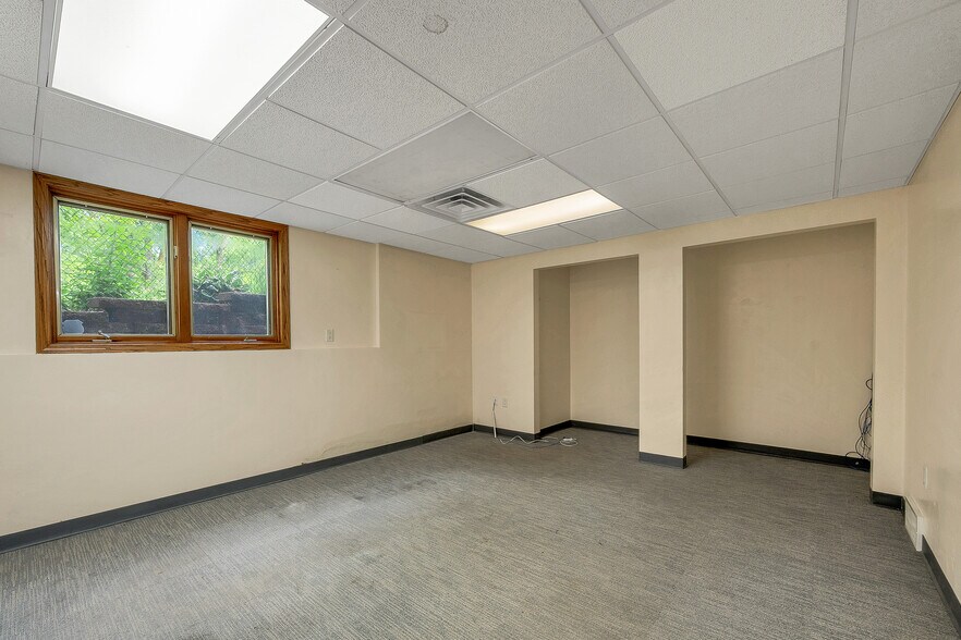 More Photos Of 2770 Manitowoc Rd, Green Bay Office For Sale