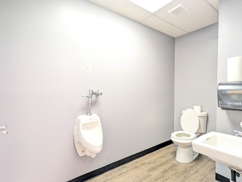 More Photos Of 33490 Lexington Ave, De Soto General Retail For Lease