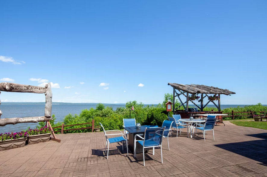 More Photos Of 3009 Lakeshore Dr E, Ashland Hotel For Sale