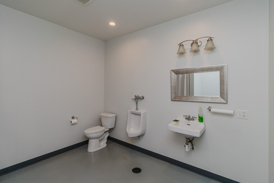 More Photos Of 2325 S Crest St, Wichita Warehouse For Sale