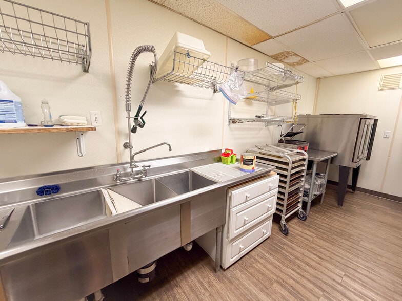 More Photos Of 1866 W Trask Lake Rd, Barton City Service Station For Sale