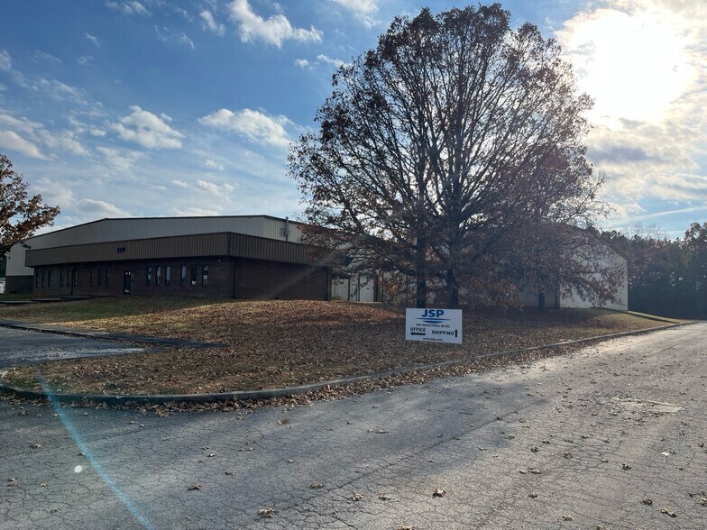 More Photos Of 208 Industrial Blvd, Tullahoma Warehouse For Sale