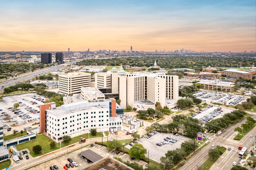 More Photos Of 7737 Southwest Fwy, Houston Unknown For Lease