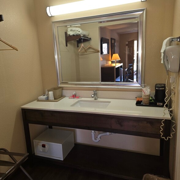 More Photos Of 1507 N Tibbs Rd, Dalton Hotel For Sale