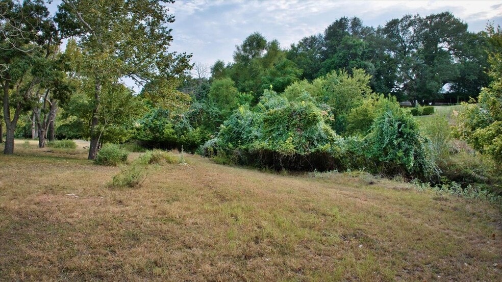 More Photos Of 307 S Washington St, Fredericksburg General Retail For Sale