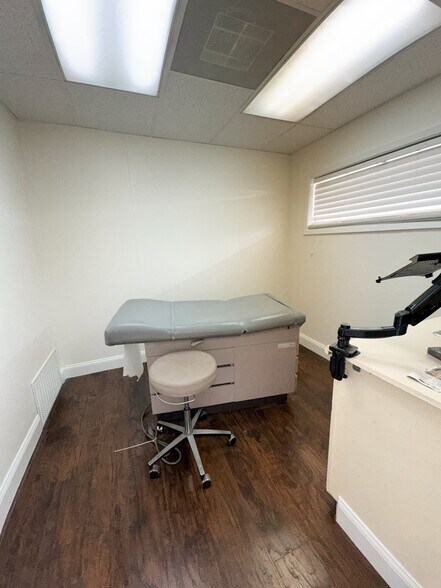 More Photos Of 3630 Almazan Dr, Dallas Medical For Lease