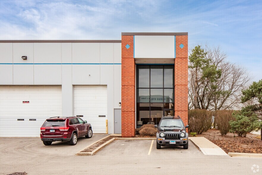 More Photos Of 951 N Main St, Lombard Warehouse For Lease