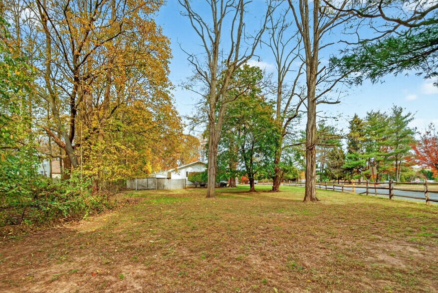 More Photos Of 202 Woodland Dr, Lincroft Veterinarian Kennel For Sale