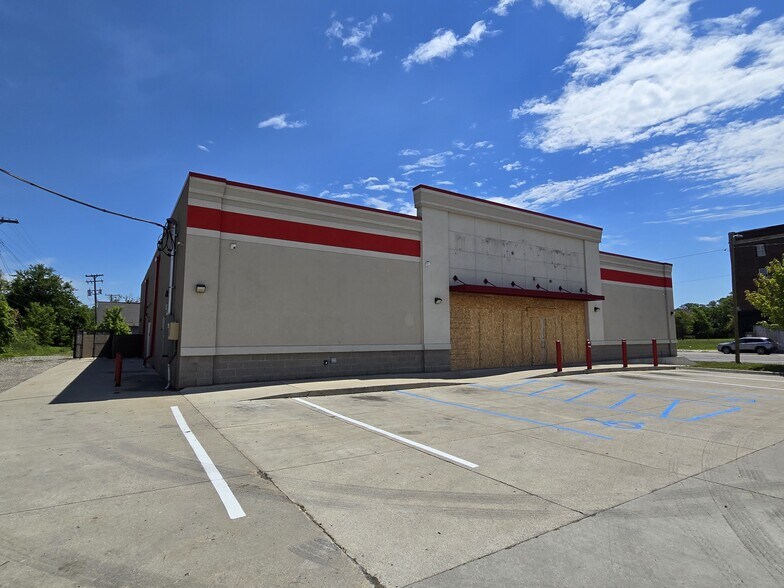 More Photos Of 2250 W Davison, Detroit Freestanding For Lease