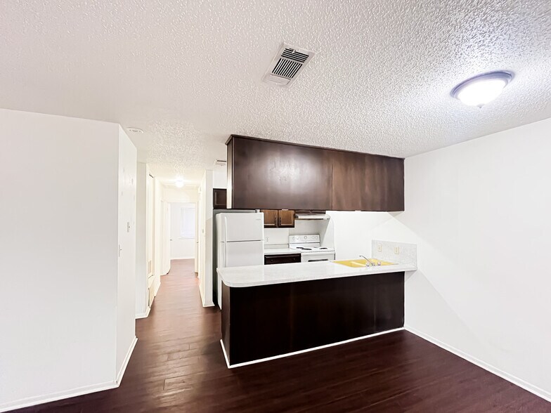 More Photos Of 800 Pine St, Hearne Apartments For Sale