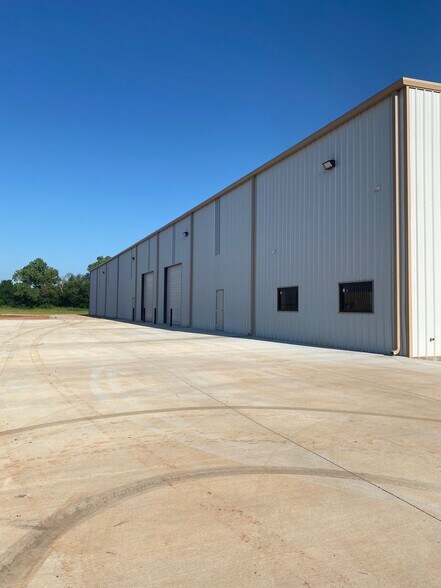 More Photos Of 8409 SW 23rd Pl, Oklahoma City Warehouse For Lease