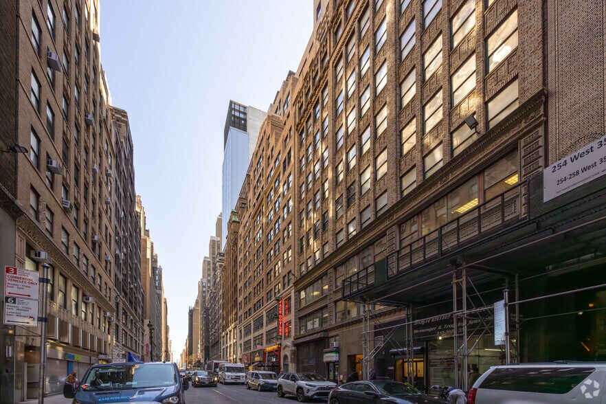 More Photos Of 240 W 35th St, New York Office For Lease