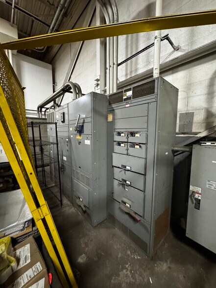 More Photos Of 15135 Hamilton Ave, Highland Park Warehouse For Lease
