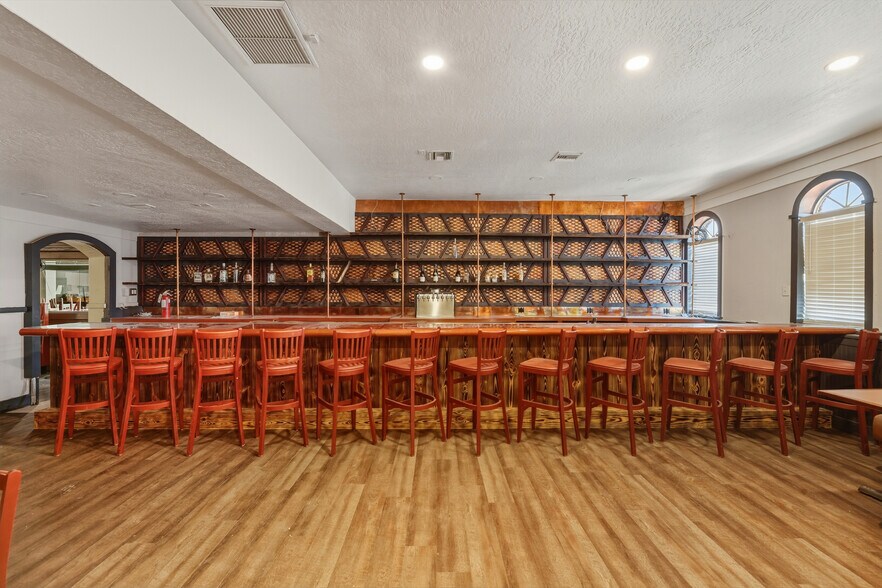 More Photos Of 300 N Cocoa Blvd, Cocoa Restaurant For Lease