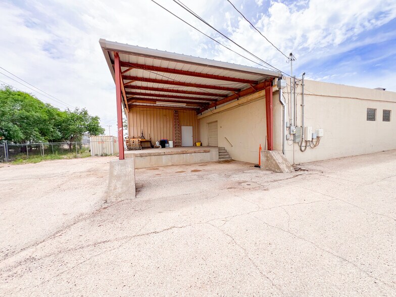 More Photos Of 1001-1009 W Industrial Ave, Midland Warehouse For Sale