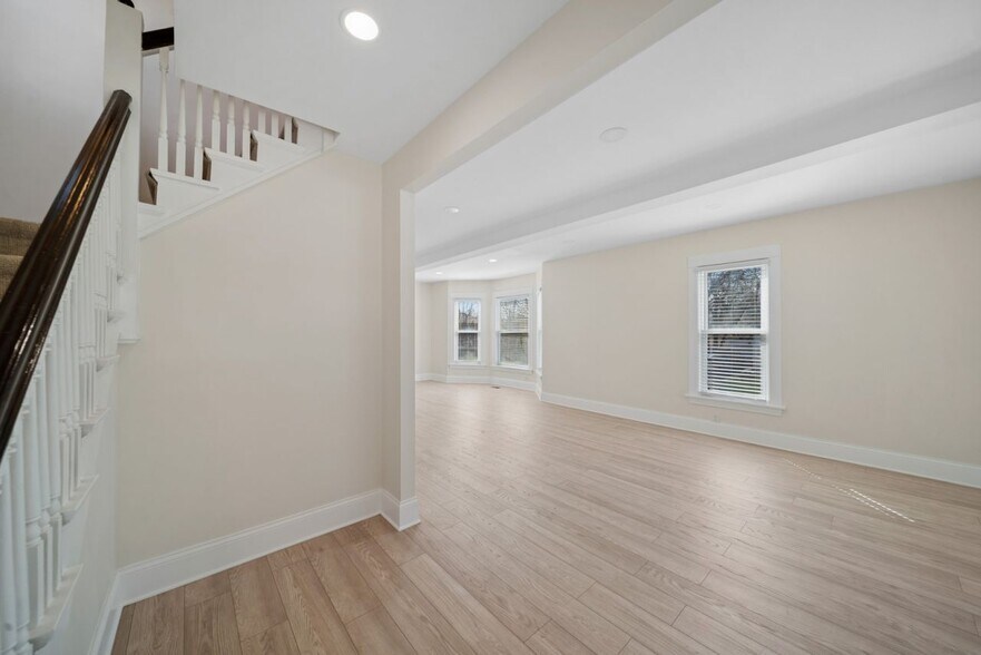 More Photos Of 323 S Hale St, Wheaton Office Residential For Sale