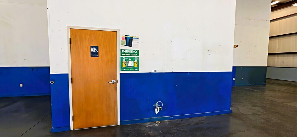 More Photos Of 402 Chairman Ct, DeBary Warehouse For Lease