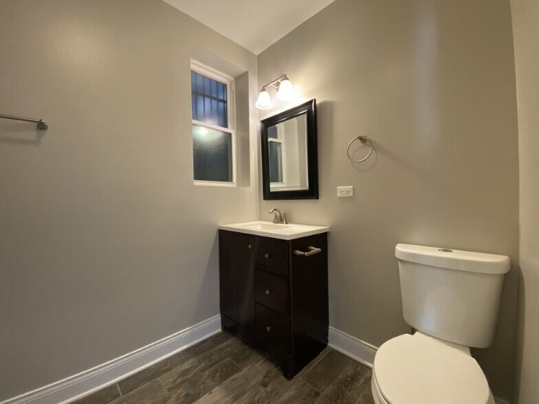 More Photos Of 4401-4403 N Clark St, Chicago Apartments For Lease