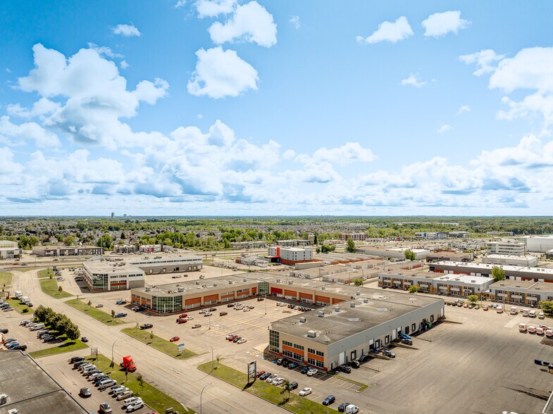 More Photos Of 2900-2976 Rue Joseph-A.-Bombardier, Laval Warehouse For Lease