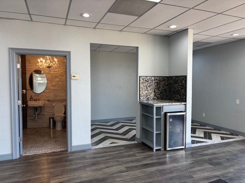 More Photos Of 5203-5205 Broadway St, Pearland Freestanding For Lease