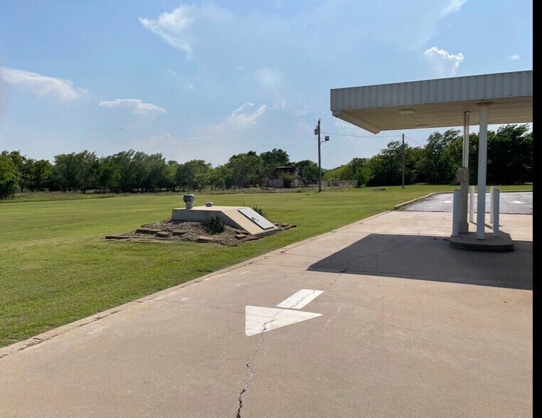 More Photos Of 924 Missouri, Walters Bank For Sale