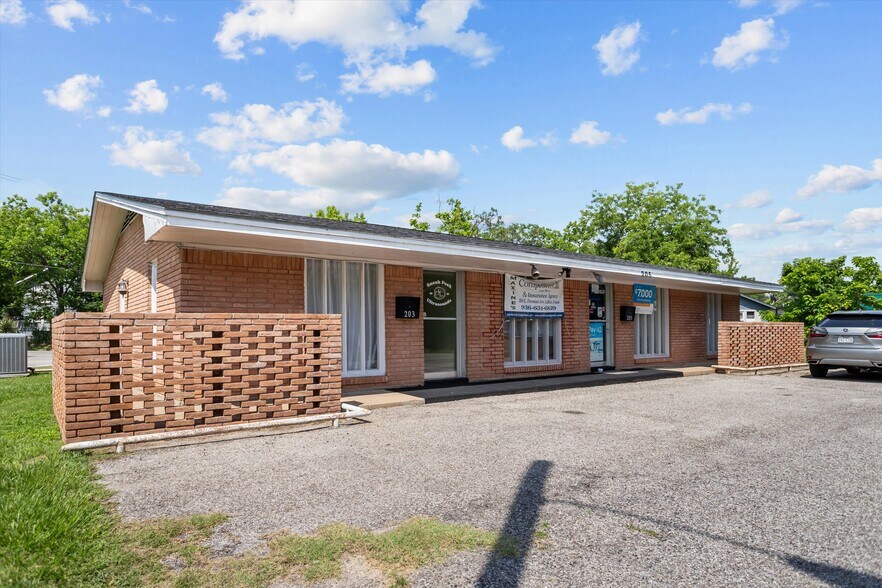 More Photos Of 205 E Denman Ave, Lufkin Flex For Sale