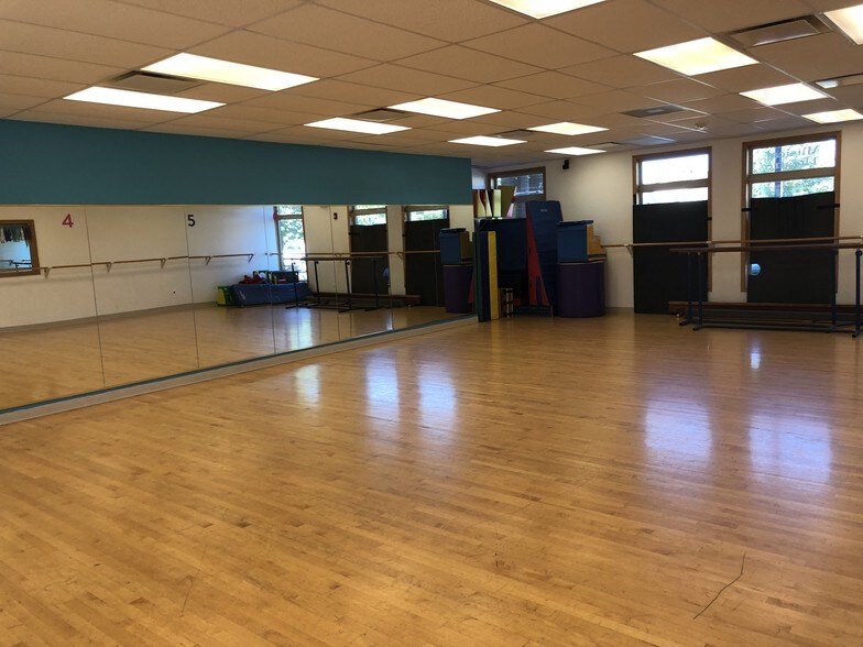 More Photos Of 608 E Veterans Pky, Yorkville Medical For Lease