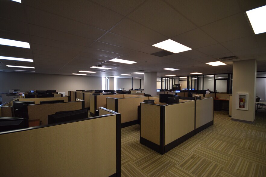 More Photos Of 5 Statehouse Plz, Little Rock Office For Sale