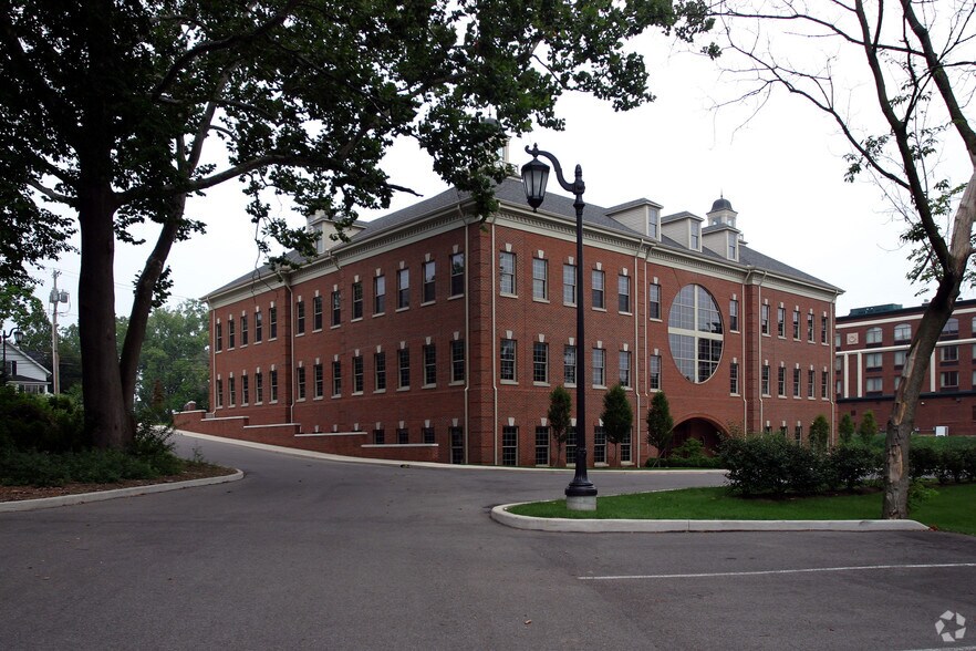 More Photos Of 5470 Main St, Sylvania Office For Lease