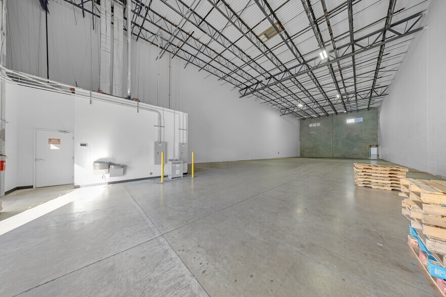 More Photos Of 14001 NW 112th Ave, Hialeah Gardens Warehouse For Lease