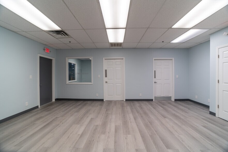 More Photos Of 125-127 Byassee Dr, Hazelwood Warehouse For Lease