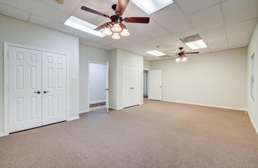 More Photos Of 11201 Steeplepark Dr, Houston Office Residential For Sale