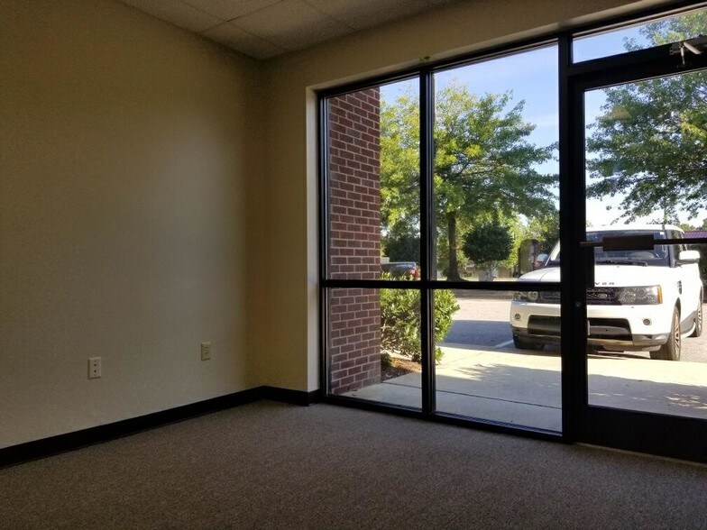More Photos Of 111-121 Thomas Mill Rd, Holly Springs Flex For Lease