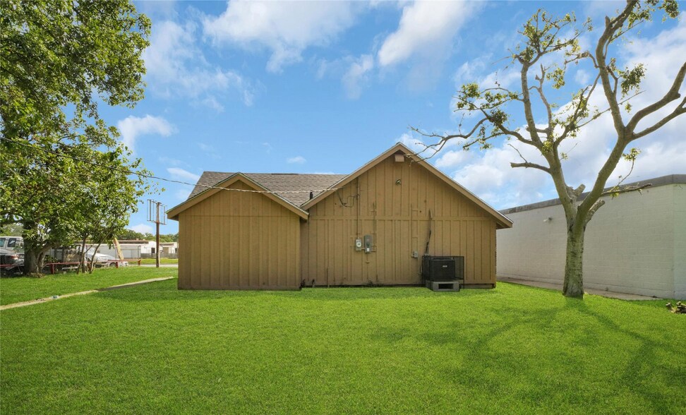 More Photos Of 522 Highway 3, La Marque Office For Lease