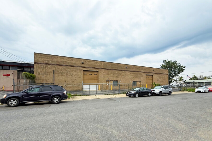 More Photos Of 5010 Creston St, Hyattsville Warehouse For Lease
