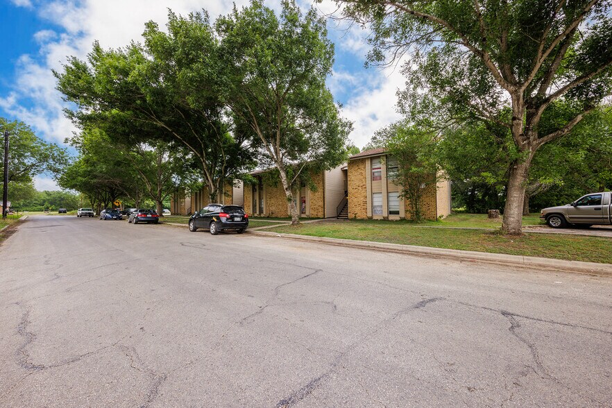 More Photos Of 700 N Medina St, Lockhart Apartments For Sale