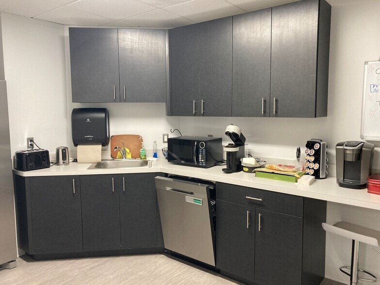 More Photos Of 29275 Northwestern Hwy, Southfield Medical For Sale