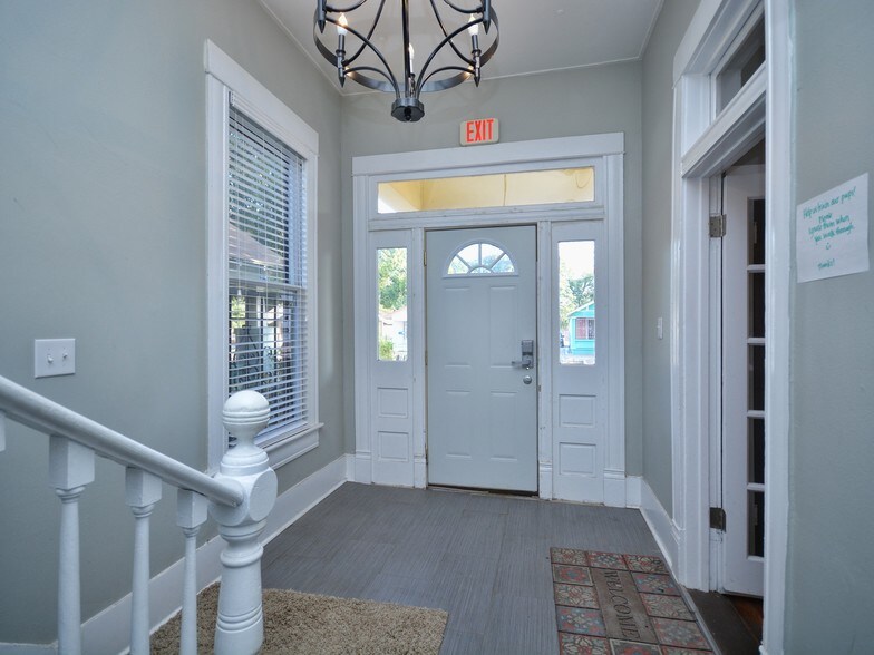 More Photos Of 2125 E Cesar Chavez St, Austin Office For Lease