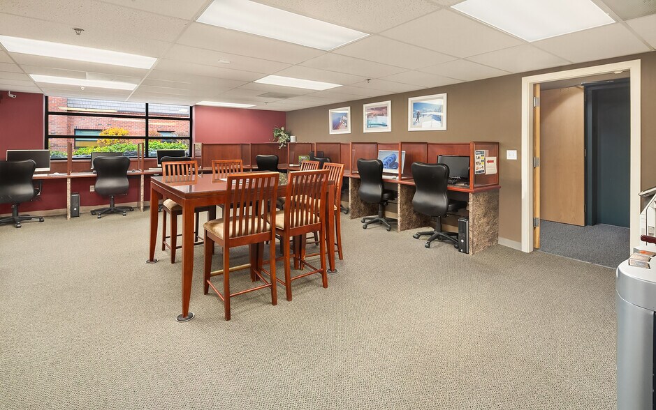 More Photos Of 504 Holly Dr, Edmonds Office For Sale