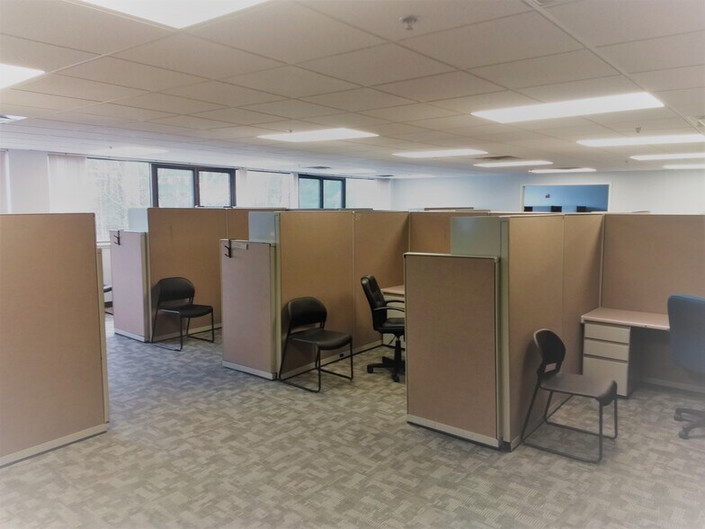 More Photos Of 5 Industrial Way, Salem Flex For Lease