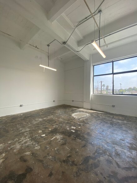More Photos Of 901 E 31st St, Los Angeles Manufacturing For Lease