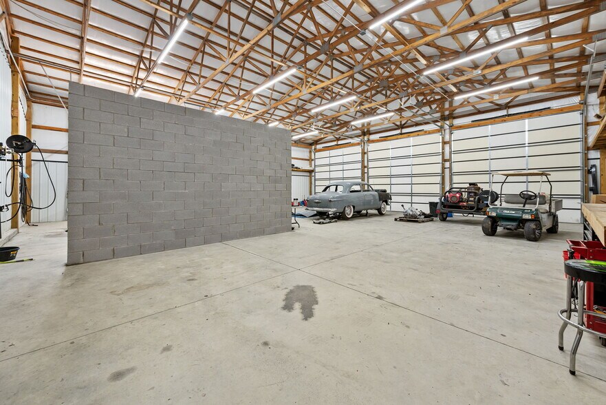 More Photos Of 26091 OK-51, Wagoner Showroom For Sale