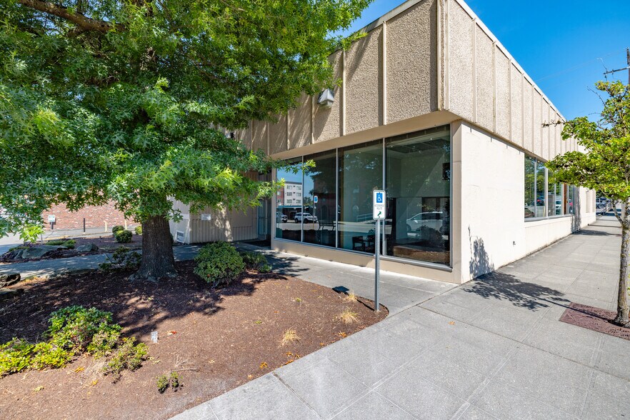More Photos Of 501 N Olympic Ave, Arlington Bank For Lease