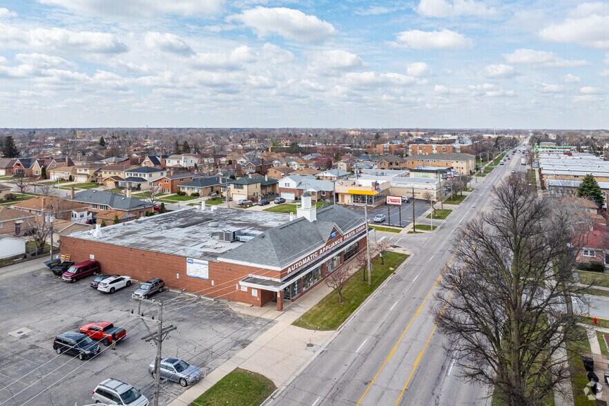 More Photos Of 7757 Lawrence, Norridge Department Store For Lease