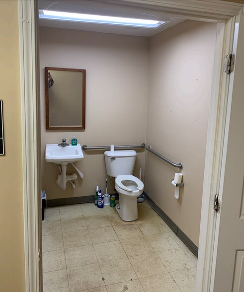 More Photos Of 179 Highway 11 S, Social Circle Office For Lease