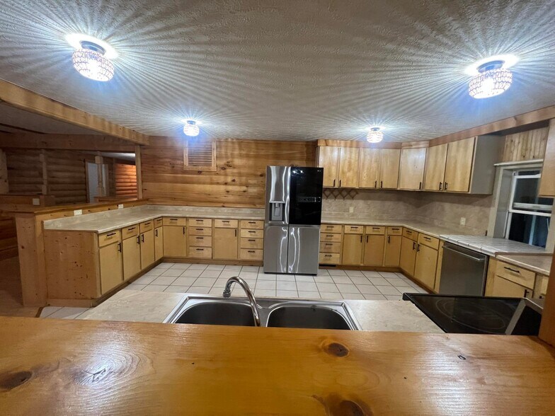 More Photos Of 380 S Main St, De Graff Light Manufacturing For Sale