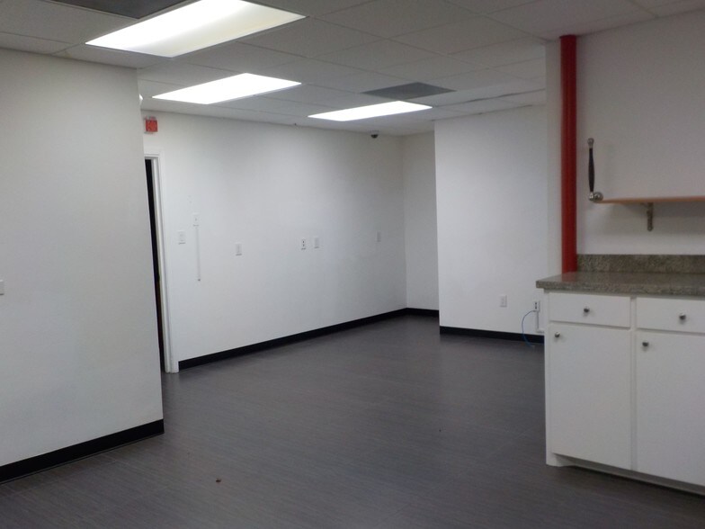 More Photos Of 3700 N 10th St, McAllen Office For Lease