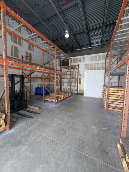 More Photos Of 585 NW Mercantile Pl, Port Saint Lucie Light Manufacturing For Sale